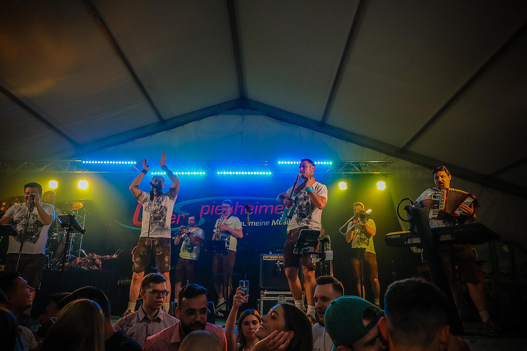 Samstagsparty im Festzelt!
