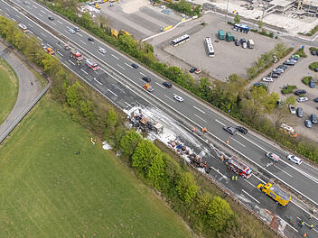 Brennender Lkw legt Verkehr auf der A73 bei Erlangen lahm: