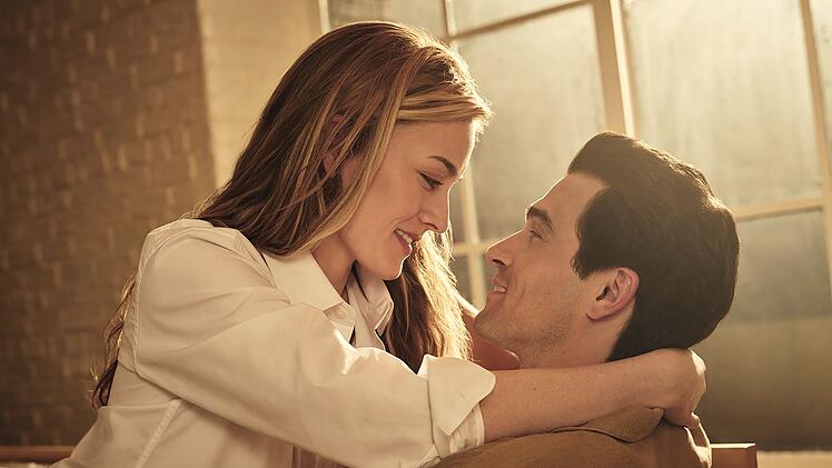 Carolyn Bessette (Sarah Pidgeon) und John F. Kennedy Jr. (Paul Anthony Kelly) lieben sich.