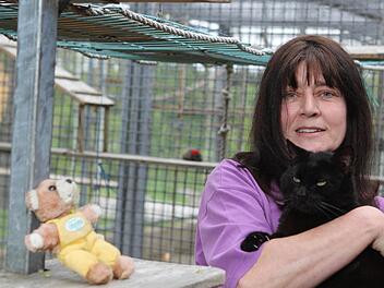 Carmen Schreiner mit Minzi: "Ich bin sei neun Jahren da und es ist nichts besser geworden." Foto: Jan Koch