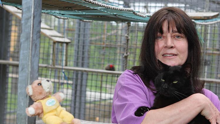 Carmen Schreiner mit Minzi: "Ich bin sei neun Jahren da und es ist nichts besser geworden." Foto: Jan Koch