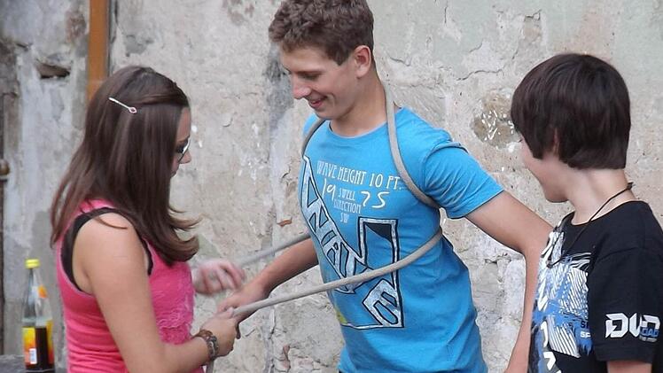 Die ersten Übungen hat die Jugendfeuerwehr Trossenfurt-Tretzendorf bereits absolviert. Unter anderem lernten Anna Stappenbacher, Bastian Eck und Andreas Sußmann dabei den Rettungsknoten.