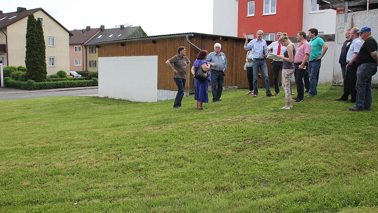 In diesem Bereich sollen die Altglas-Container versetzt und Parkplätze angelegt werden. Foto: Ralf Kestel