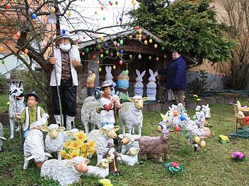 Eine Schafherde, Hirten, Ziegen und jede Menge Hasen sowie hunderte von bunten Eiern an den Sträuchern und in Körben zieren den Garten. Foto: Ralf Ruppert