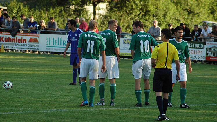Szene aus dem Eröffnungsspiel zwischen dem SV Riedenberg (grünes Trikot) und dem TSV Münnerstadt (3:1). Foto: Sebastian Schmitt