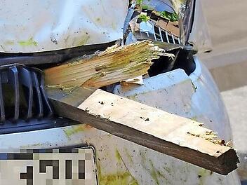 Bis in den Motorraum des Kleinwagens bohrten sich die Latten des Holzzauns beim Unfall am Montagvormittag in Weißenbrunn. Warum der Fahrer die Kontrolle über seinen Wagen verloren hatte, konnte gestern nicht abschließend geklärt werden. Fotos: Marco Meißner
