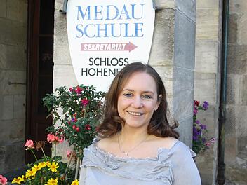 Nicole Schuhmann - hier vor Schloss Hohenfels, dem Sitz der Medau-Schule - wird neue Leiterin der Schule für Physiotherapie und Gymnastik. Foto: Oliver Schmidt