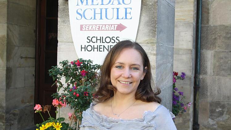 Nicole Schuhmann - hier vor Schloss Hohenfels, dem Sitz der Medau-Schule - wird neue Leiterin der Schule für Physiotherapie und Gymnastik. Foto: Oliver Schmidt