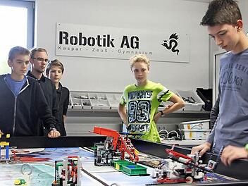 In der Robotik-AG am Kaspar-Zeuß-Gymnasium müssen die Schüler heuer die Roboter so programmieren, dass sie auf dem Parcours mit dem Thema "Müllrecycling" beispielsweise Gebäude abreißen können und die guten Reste vom Problemmüll trennen.  Fotos: Anja Greiner