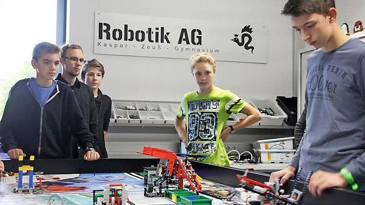 In der Robotik-AG am Kaspar-Zeuß-Gymnasium müssen die Schüler heuer die Roboter so programmieren, dass sie auf dem Parcours mit dem Thema "Müllrecycling" beispielsweise Gebäude abreißen können und die guten Reste vom Problemmüll trennen.  Fotos: Anja Greiner