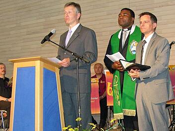 Im Rahmen des ökumenischen Segens und gemeinsamen Gebets stellten Pfarrer Dirk Acksteiner (evangelisch), Pater Peter Uzor (katholisch) und Richard Lieb (freikirchlich) das Bauwerk unter Gottes Schutz und Segen. Foto: Klaus Oelzner