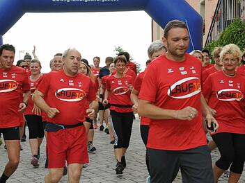 Rund 50 Teilnehmer, darunter 31 Lauf10-Läufer starteten am Ludwigschorgaster Marktplatz trotz der hohen Temperaturen.  Fotos: privat