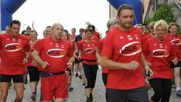 Rund 50 Teilnehmer, darunter 31 Lauf10-Läufer starteten am Ludwigschorgaster Marktplatz trotz der hohen Temperaturen.  Fotos: privat
