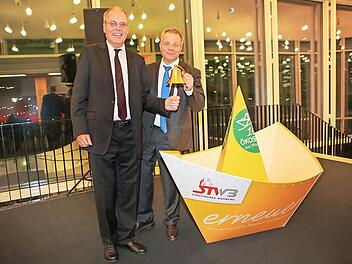 Als Nachfolger von Klaus Rubach (links) gibt nun Michael Fiedeldey die Signale auf der Stadtwerke-Brücke. Foto: RiegerPress