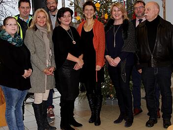 Die beiden Elternbeiräte (von links) Susanne Grüßner und Frank Hemmerich, Schulamtsdirektorin Claudia Schmidt, Personalratsvorsitzender Matthias Weinberger, Rektorin Jutta Aumüller, Konrektorin Barbara Hahn, Schulrätin Susanne Vodde sowie die stellvertretenden Bürgermeister Peter Klein und Hans-Georg Häfner bei der Amtseinführung von Rektorin AumüllerGünther Geiling