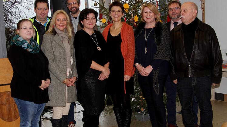 Die beiden Elternbeiräte (von links) Susanne Grüßner und Frank Hemmerich, Schulamtsdirektorin Claudia Schmidt, Personalratsvorsitzender Matthias Weinberger, Rektorin Jutta Aumüller, Konrektorin Barbara Hahn, Schulrätin Susanne Vodde sowie die stellvertretenden Bürgermeister Peter Klein und Hans-Georg Häfner bei der Amtseinführung von Rektorin AumüllerGünther Geiling