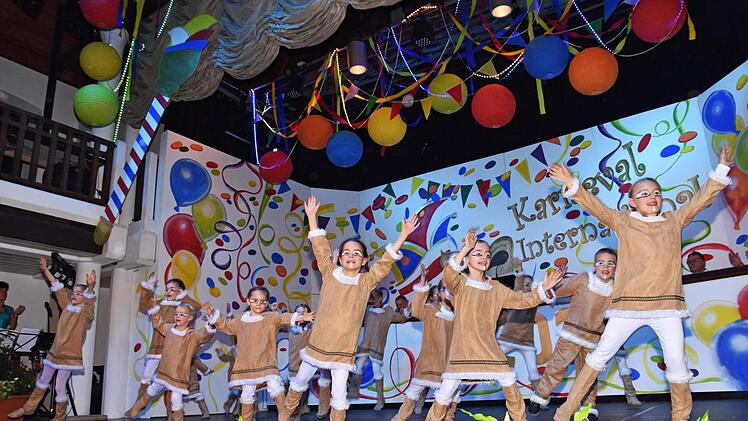 Die fünf bis neun Jahre alten "Hasen-Hüpfer", eine Kindertanzgruppe des TV Haßfurt, eroberten die Herzen der Zuschauer mit ihrem Eskimo-Tanz im Sturm.