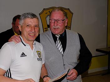 Rainer Werner (rechts) gratuliert Bernd Ließ (links). Foto: Gerd Schaar