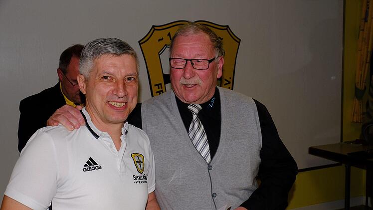 Rainer Werner (rechts) gratuliert Bernd Ließ (links). Foto: Gerd Schaar