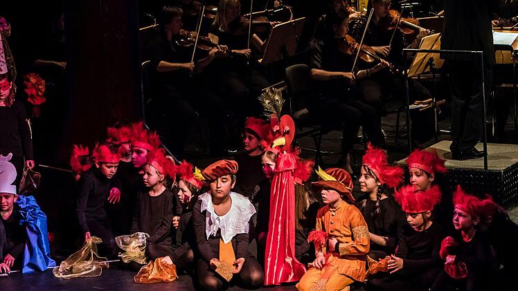 "Compose Strawinsky":_Ovationen gab es für die Schülerinnen und Schüler der Coburger Lutherschule beim Auftritt im Landestheater.Foto: Jochen BErger