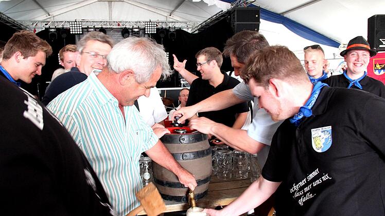 Bürgermeister Ludwig Nagel sticht das erste Fässla an.