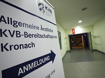 Einige Hinweisschilder sind schon nötig, um den Weg zur Bereitschaftspraxis zu finden, die in der Frankenwaldklinik untergebracht ist. Foto: privat
