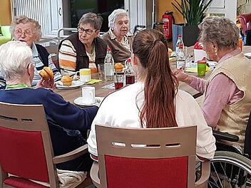 Neben den vielen Aktionen, die bei den regelmäßigen Treffen geplant werden, finden immer wieder Gespräche zwischen den Realschülern und den Senioren statt. Die Begegnungen sind beliebt und bringen Abwechslung in den Alltag - für die Schüler und die ältere Generation.  Foto: Günther Geiling