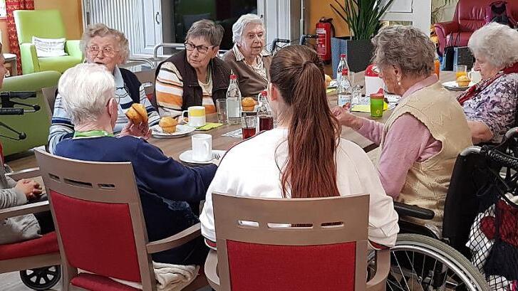 Neben den vielen Aktionen, die bei den regelmäßigen Treffen geplant werden, finden immer wieder Gespräche zwischen den Realschülern und den Senioren statt. Die Begegnungen sind beliebt und bringen Abwechslung in den Alltag - für die Schüler und die ältere Generation.  Foto: Günther Geiling
