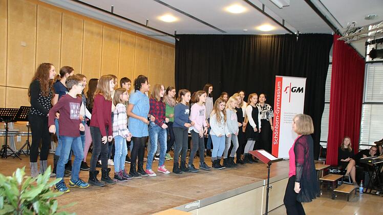 Auftritt des  Unter- und Mittelstufenchors. Thomas Malz