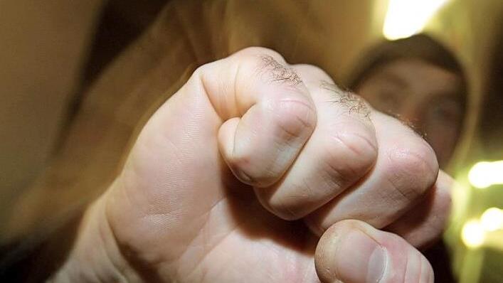 Die Fäuste sprechen ließ ein volltrunkener 22-jähriger Bamberger und kassierte dafür eine 20-monatige Haftstrafe  Symbolbild: Karl-Josef Hildenbrand/dpa