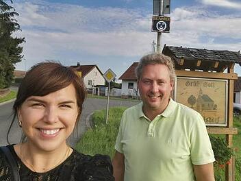 Katharina Zollhöfer und Christian Polster vor einer Messstelle in Beutelsdorf. Foto: privat