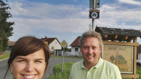 Katharina Zollhöfer und Christian Polster vor einer Messstelle in Beutelsdorf. Foto: privat