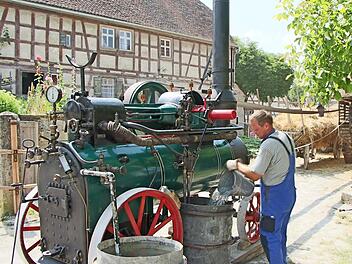 Die Lokomobile war bei den Erntearbeiten unersetzlich. Über einen Treibriemen wurde die Dreschmaschine angetrieben.