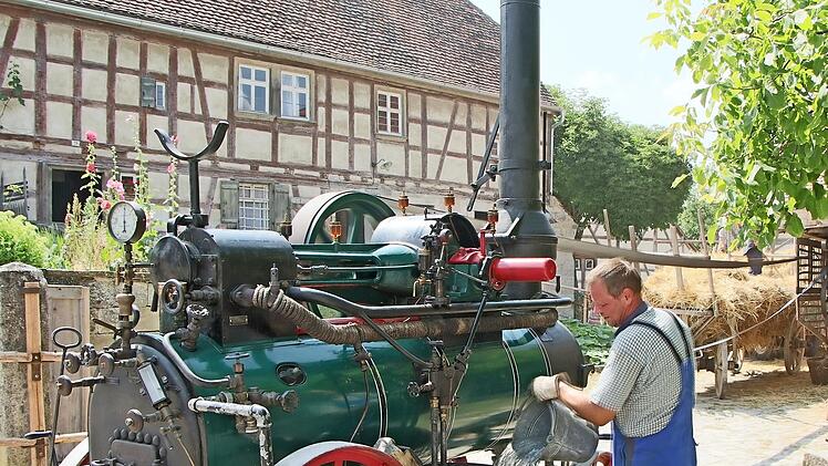 Die Lokomobile war bei den Erntearbeiten unersetzlich. Über einen Treibriemen wurde die Dreschmaschine angetrieben.