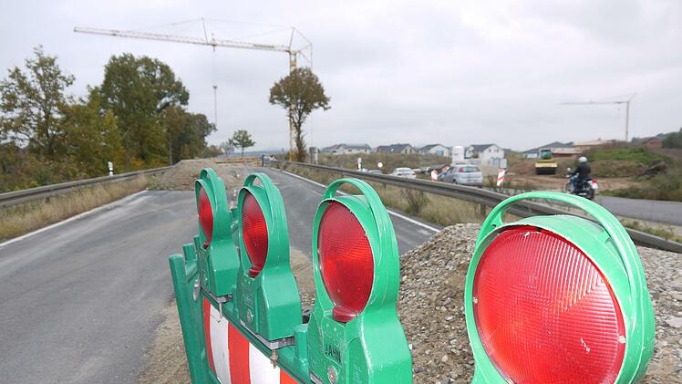 Bald  geht da was: Noch aber muss sich der Verkehr per Ampelregelung  gesteuert an der  Brückenbaustelle in Kaltenbrunn vorbeiquetschen. - Foto: Berthold Köhler