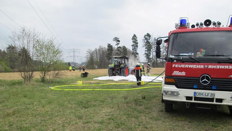 Herpersdorf: Spektakulärer Feuerwehr-Einsatz - Traktor gerät in Vollbrand