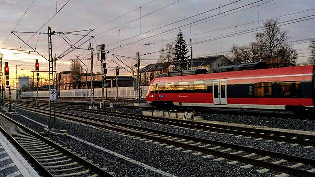 Unter gewissen Voraussetzungen kannst du als Rentner das Deutschlandticket kostenlos erhalten.