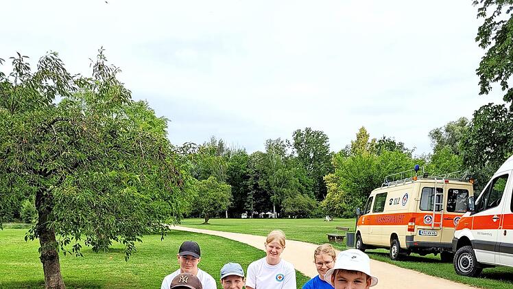 Bei der Wasserwacht Bad Kissingen stand beim Jugendaktivtag der Nachwuchs im Mittelpunkt. An sieben Stationen konnten die jungen Leute allerlei ausprobieren, unter anderem mit dem Raft auf der Saale paddeln.
