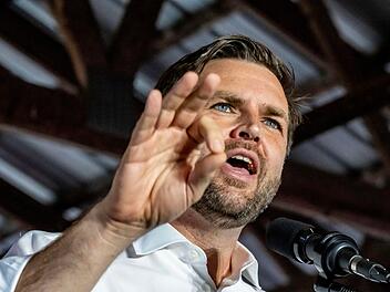 US-Vizepräsident J.D. Vance hat es aus prekären Verhältnissen bis ins Zentrum der politischen Macht geschafft. Was sind seine Ziele? Was unterscheidet ihn von Donald Trump? Und ist er der nächste US-Präsident? Ein ZDF-Porträt analysiert einen der ungewöhnlichsten Politiker unserer Zeit.