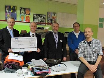 Direktor Heinz Zech freut sich über den 1000-Euro-Scheck der Raiffeisen Volksbank-Vertreter Ottmar Kerner und Theo Lunkenbein, ganz rechts Lehrer Wolfgang Haßler, vorne Jürgen Hofmann. Foto: Monika Schütz