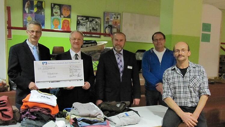 Direktor Heinz Zech freut sich über den 1000-Euro-Scheck der Raiffeisen Volksbank-Vertreter Ottmar Kerner und Theo Lunkenbein, ganz rechts Lehrer Wolfgang Haßler, vorne Jürgen Hofmann. Foto: Monika Schütz