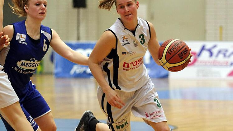 Jessica Miller (mit Ball) und geht an Stina Barnert vorbei.