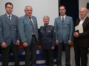Der Festakt zum 60-jährigen Jubiläum des THW-Ortsverbandes Bad Kissingen bildete den würdigen Rahmen, verdiente Helfer auszuzeichnen: Mit der Ehrennadel des THW zeichnete Andrea Hildebrand vom THW-Landesverband (v. l.) Sebastian Sebald, Georg Bauer, Heiko Rink und Stefan Geiger aus. Foto: Peter Klopf