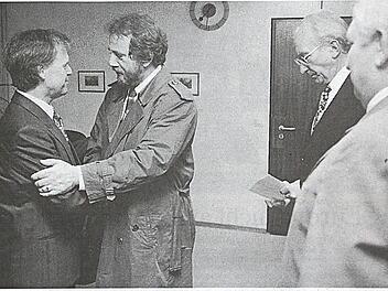FT-Fotograf Hans Grün hielt im März 1996 diesen denkwürdigen Moment fest: Walter Hofmann (links) gratuliert dem neuen Landrat Glauber.
