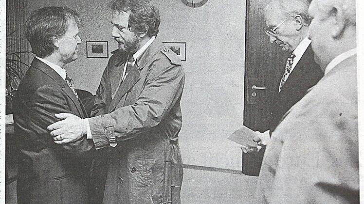 FT-Fotograf Hans Grün hielt im März 1996 diesen denkwürdigen Moment fest: Walter Hofmann (links) gratuliert dem neuen Landrat Glauber.