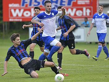Der 19-jährige Brucker Paul Schulze-Zachau grätscht erfolgreich und nimmt Maximilian Göbhardt den Ball ab. Foto: Picturedreams