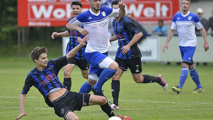 Der 19-jährige Brucker Paul Schulze-Zachau grätscht erfolgreich und nimmt Maximilian Göbhardt den Ball ab. Foto: Picturedreams