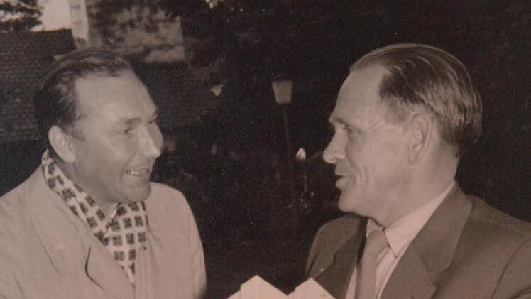 Sepp Herberger (rechts) im Gespräch mit Cajetan Wohlhöfner. Foto: Privatarchiv Gerd Wohlhöfner