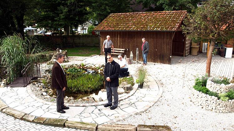 Auch der erneuerte Pfarrgarten ist ein Schmuckstück geworden. Bürgermeister Gerhard Wunder, Bruno Beierlorzer, Pfarrer Richard Reis, Pfarrgemeinderatsvorsitzender Klaus Wunder und Kirchenpfleger Walter Schmittdorsch konnten sich davon überzeugen. Foto: Susanne Deuerling