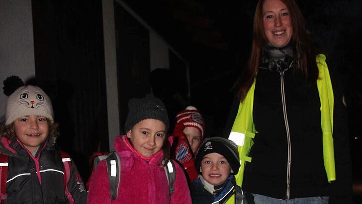 Früh um 7 Uhr steht Natascha Gäßlein in Haig an der Bushaltestelle und sorgt dafür, dass den Kindern nichts passiert. Foto: Anna-Lena Lessmann